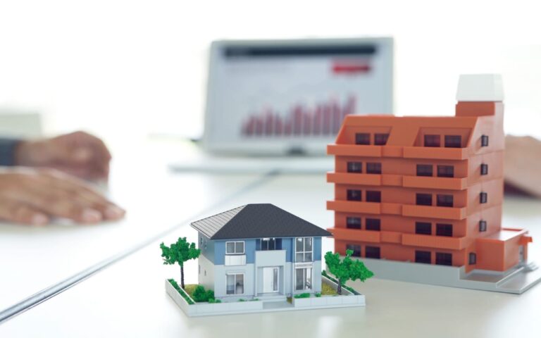 写真：住宅とマンションの模型